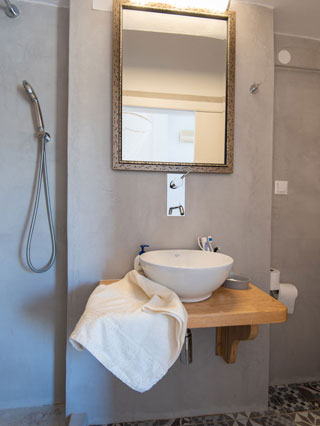 Chambre double moderne salle de bain