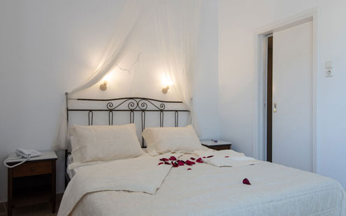 Doppelzimmer mit Doppelbett in Sifnos