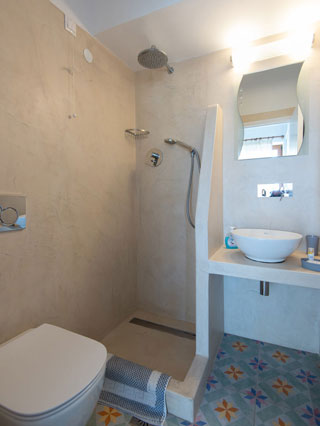 Μοντέρνο μπάνιο σε δίκλινο δωμάτιο