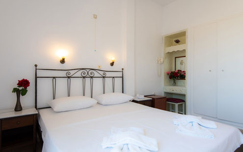 Artemon hotel - Chambre triple avec lits en métal