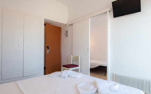 Δίχωρο τρίκλινο δωμάτιο στο ξενοδοχείο Αρτεμών στη Σίφνο