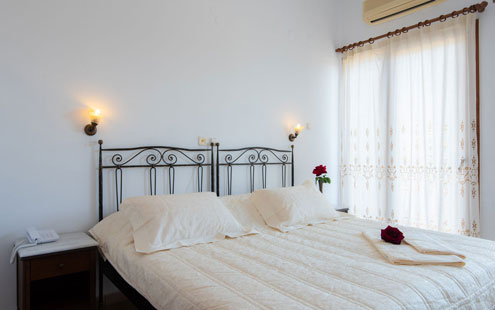 Ξενοδοχείο Αρτεμών - Τρίκλινο δωμάτιο με μεταλλικά κρεβάτια