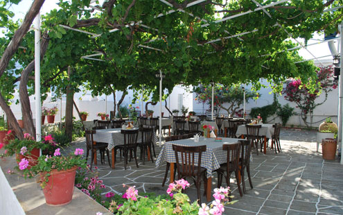 Il cortile del ristorante Lempesis in Artemonas a Sifnos