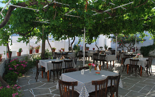 La cour du restaurant Lempesis à Artemonas à Sifnos
