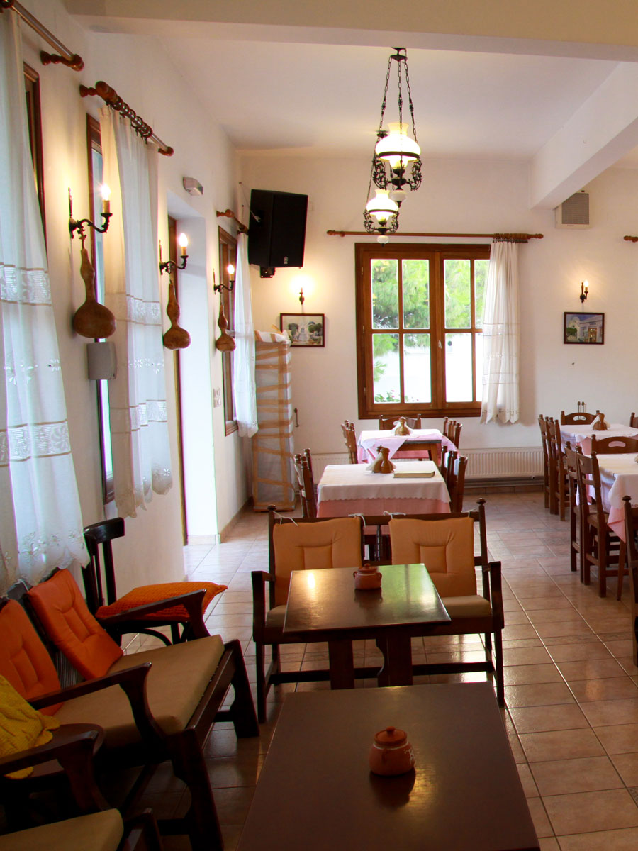 Lounge al piano terra dell'hotel Artemon a Sifnos