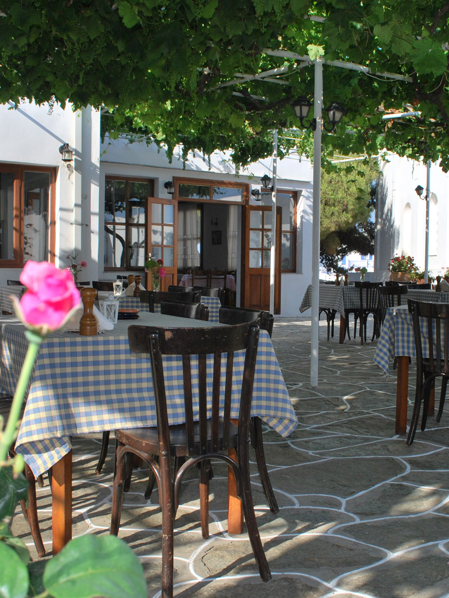 Il cortile di Artemon hotel a Sifnos